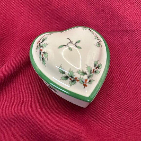 Spode Christmas Tree Heart-Shaped Covered Box Made in England - Picture 1 of 14